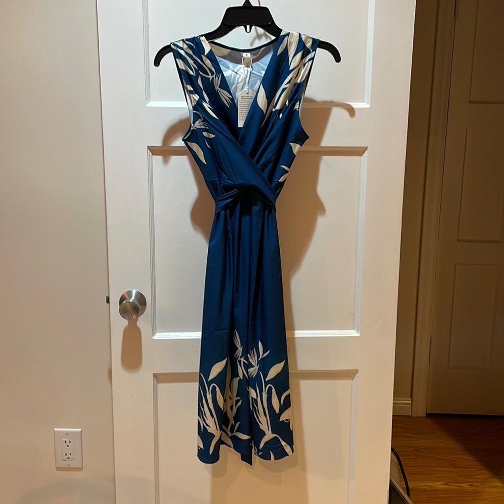 Sleeveless v-neck wrap tie-back dress